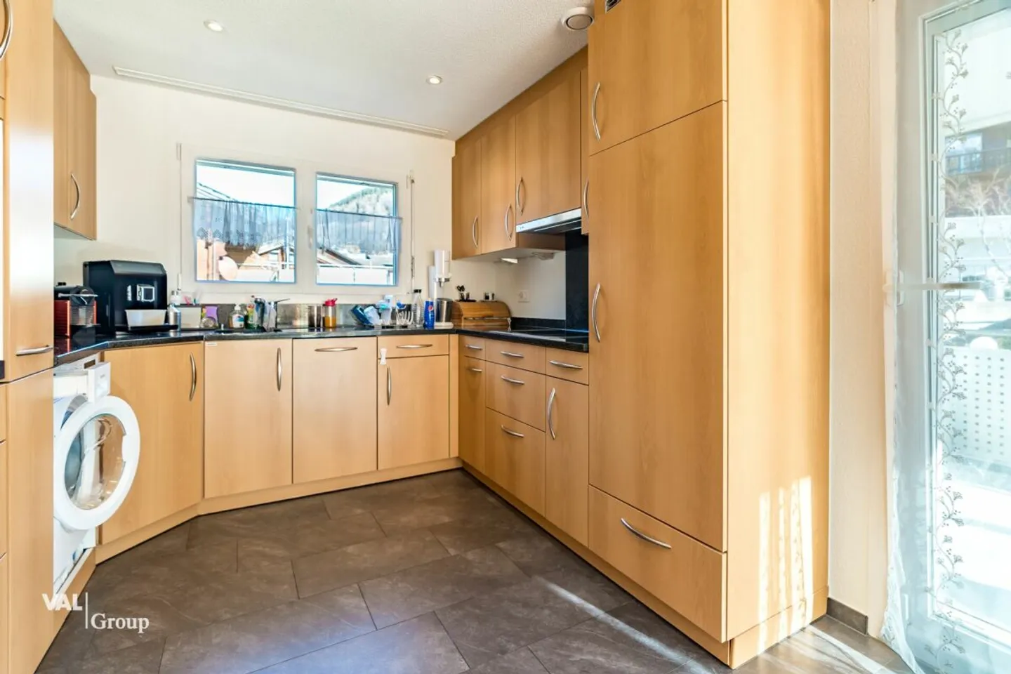 A home for the whole family - flooded with light and spacious - Photo 4 of 13