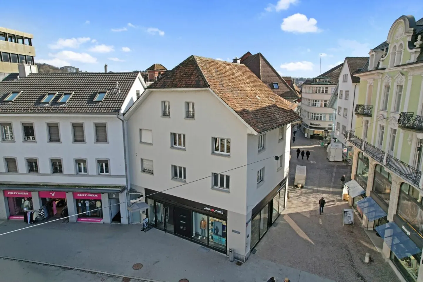 Casa multifamiliare completamente affittata in posizione privilegiata 4,9% di rendimento lordo con potenziale di sviluppo - Foto 1 di 13