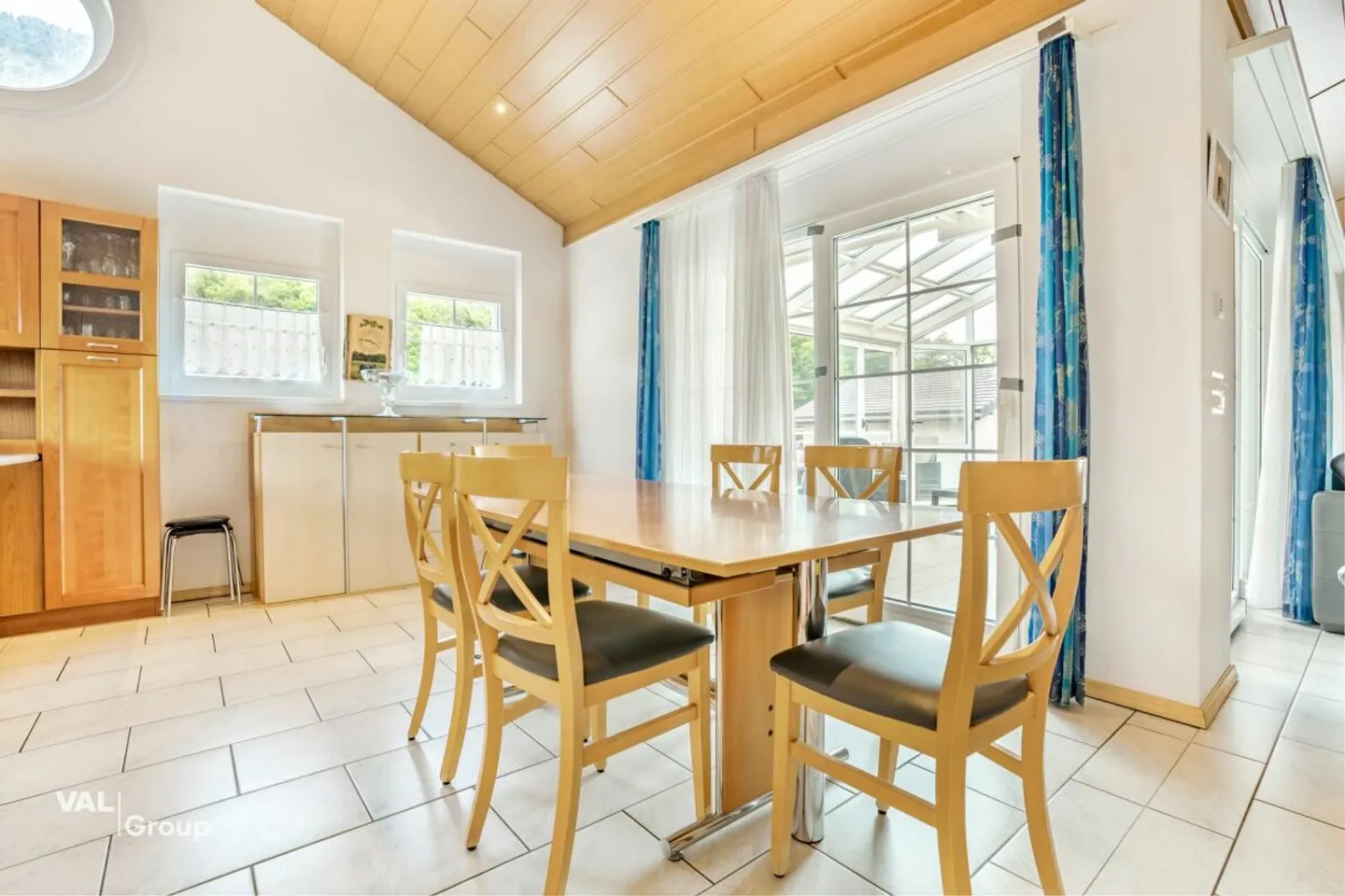 Gepflegtes Familienhaus mit Bergsicht und Wintergarten - Foto 4 di 13