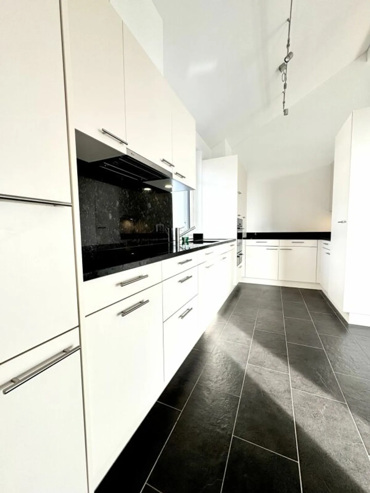 Appartement sous les combles de 4,5 pièces à Tuggen - Photo 2 sur 11