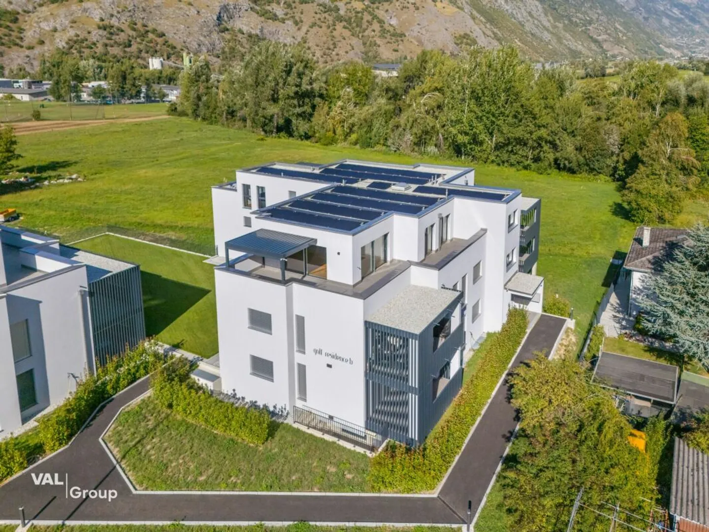 Tee off, arrive and breathe easy: Exclusive penthouse in the golf residence - Photo 10 of 12