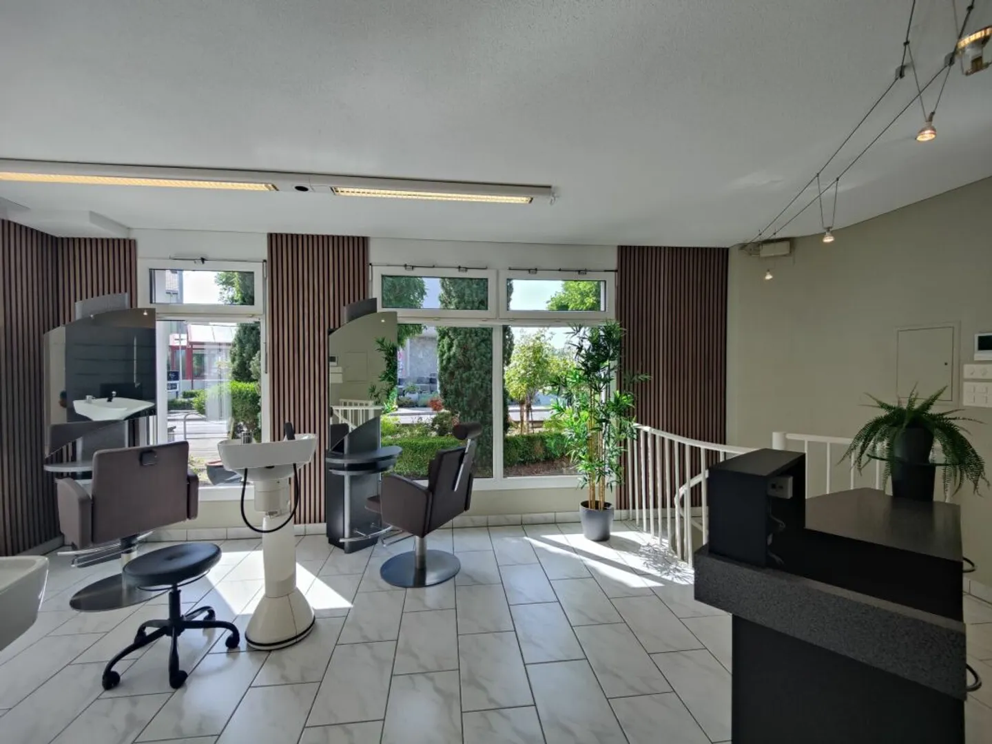 Moderno salone di parrucchiere in posizione centrale a Oberkirch LU - pronto per l'uso e arredato con stile - Foto 1 di 9