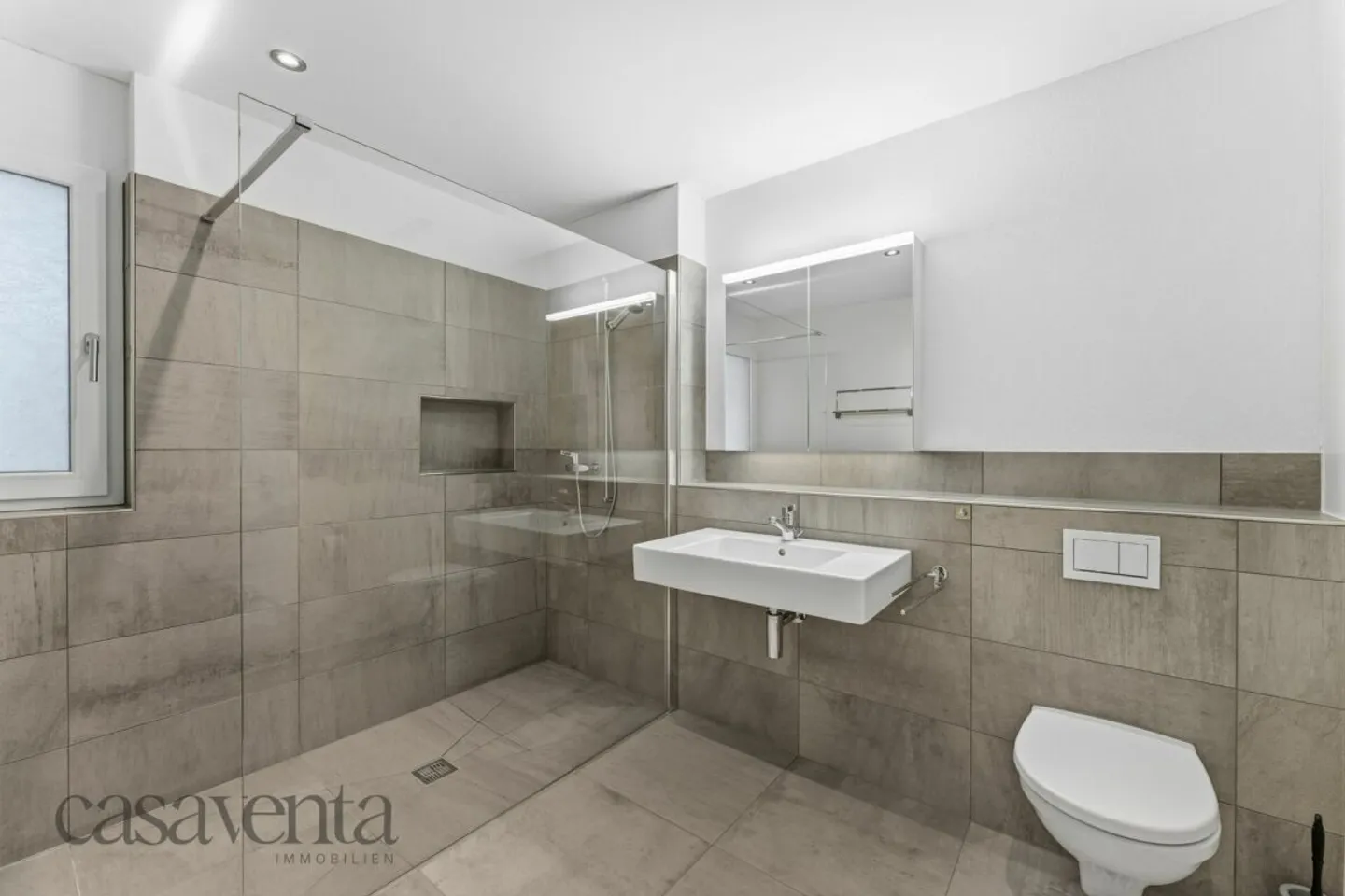 Condominium exclusif avec vue panoramique et soleil du soir - Photo 10 sur 13