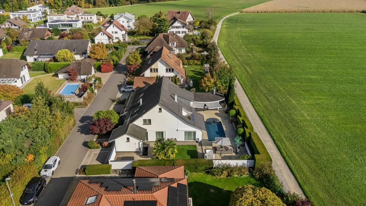 Villa di campagna esclusiva con giardino spazioso in una posizione soleggiata direttamente adiacente alla zona agricola - Foto 8 di 13