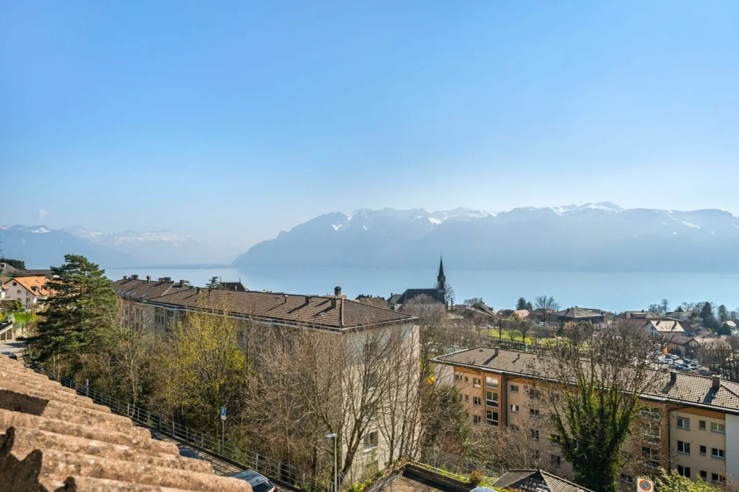 3.5 rooms with panoramic view of lake & mountains - Photo 1 of 13