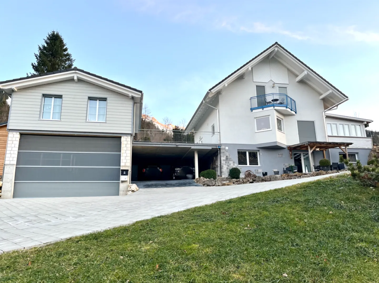 3-Generationenhaus mit Baulandreserve in Schwarzsee FR - vollvermietet an bester Lage! - Photo 1 sur 13