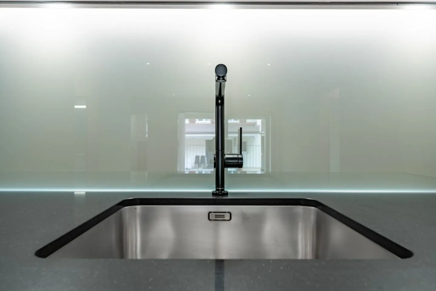 Riduzione di prezzo -50'000.- / Nuova costruzione moderna con stile - Appartamento al piano terra di 4,5 stanze - Foto 3 di 13