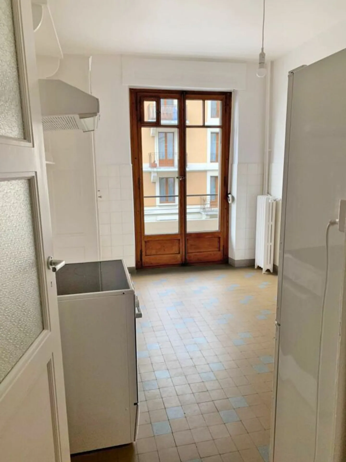 Appartamento con balcone al 2° piano - Foto 8 di 13