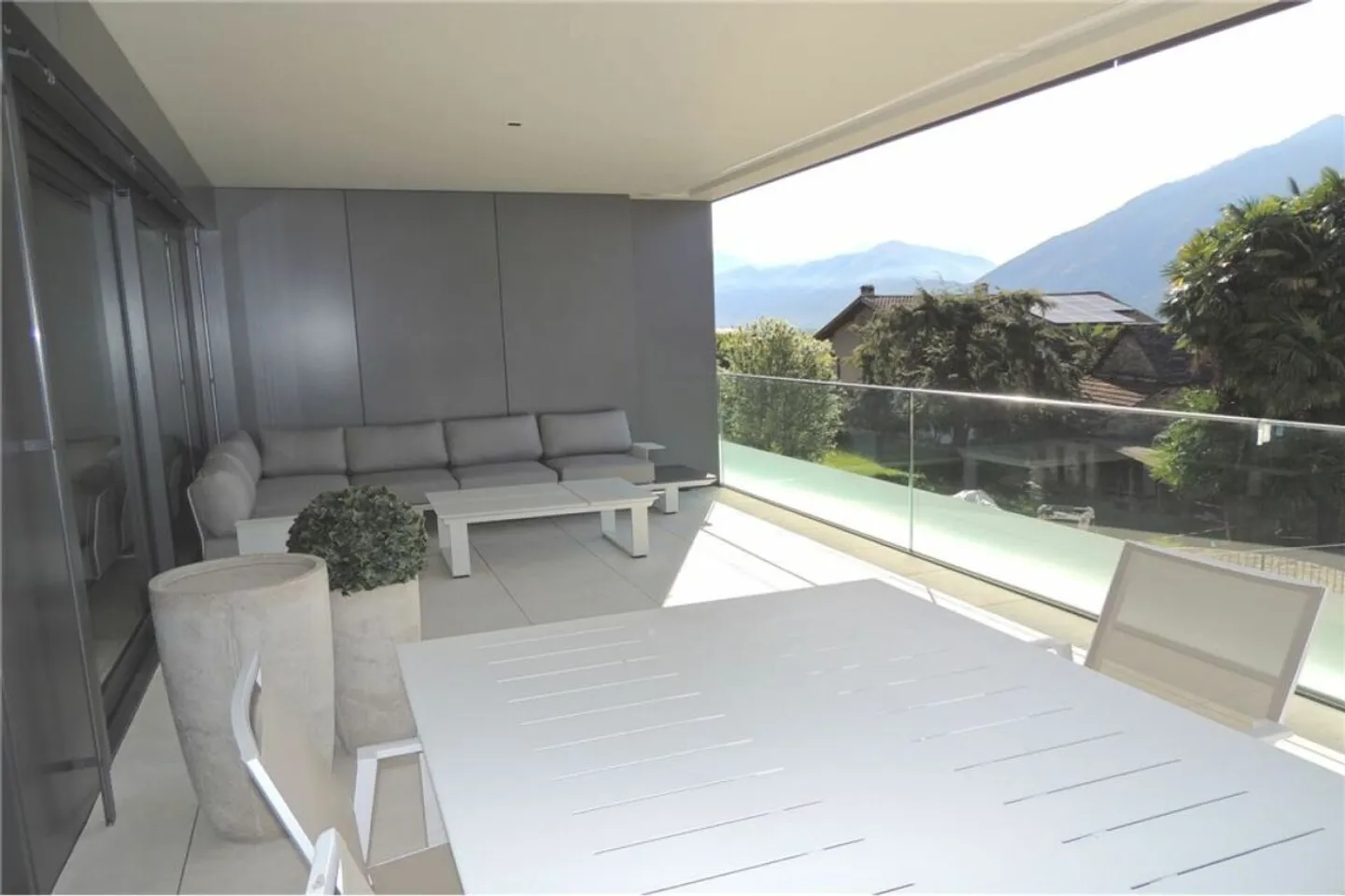 Luxurious 2.5 Room Apartment with Lake View, Large Sun Terrace, Swimming Pool and Wellness Area - Photo 6 of 13