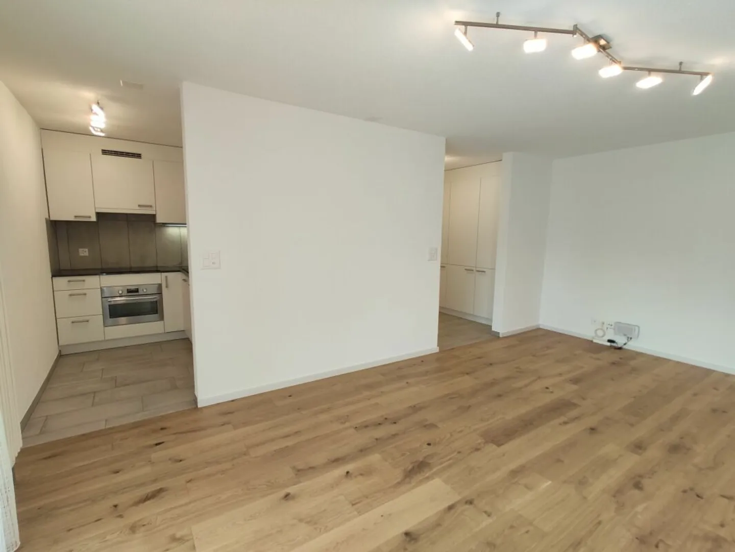 Central 2½ Room Apartment - Photo 3 of 12