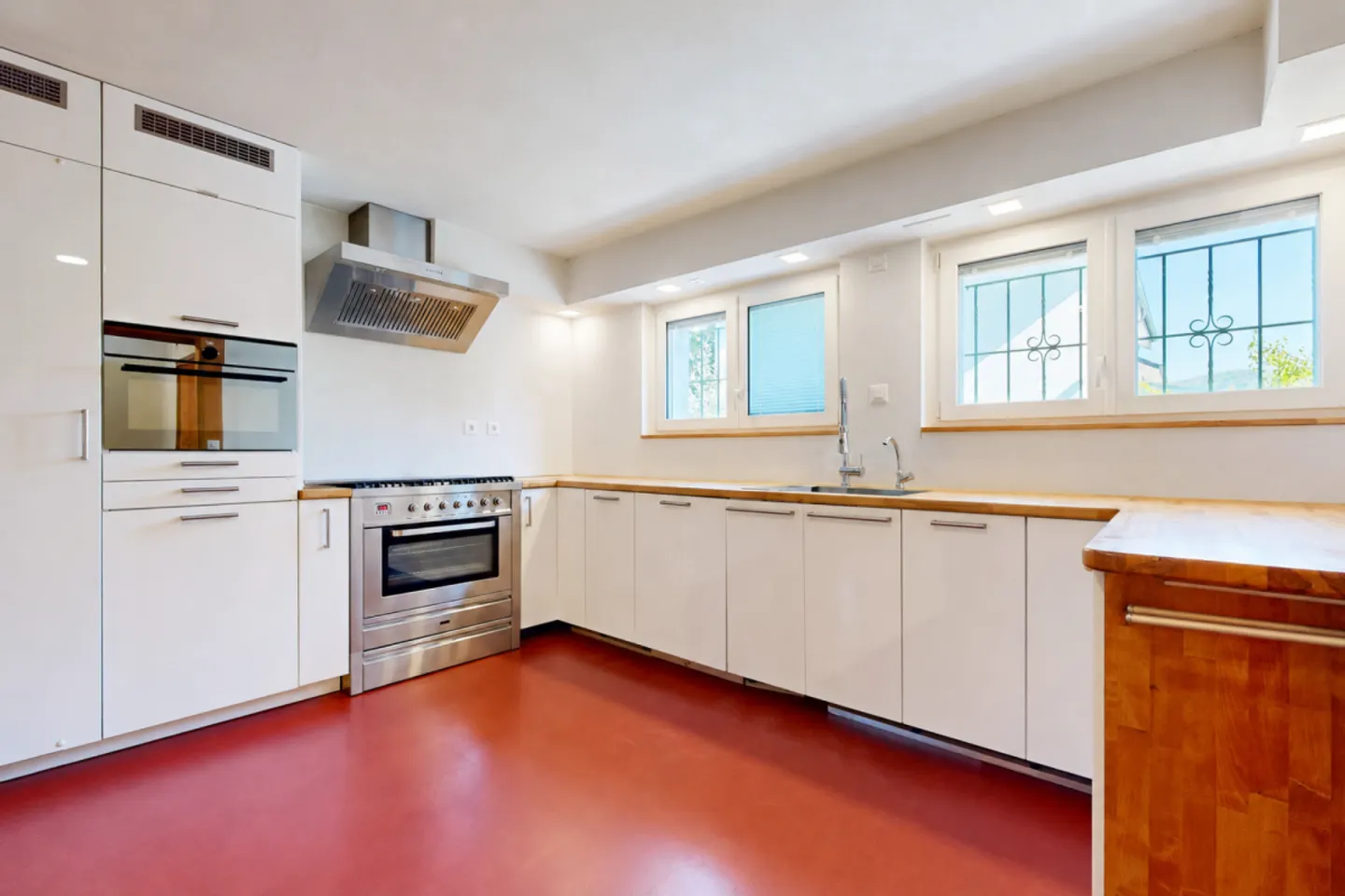Single-family house with many amenities - Photo 4 of 13