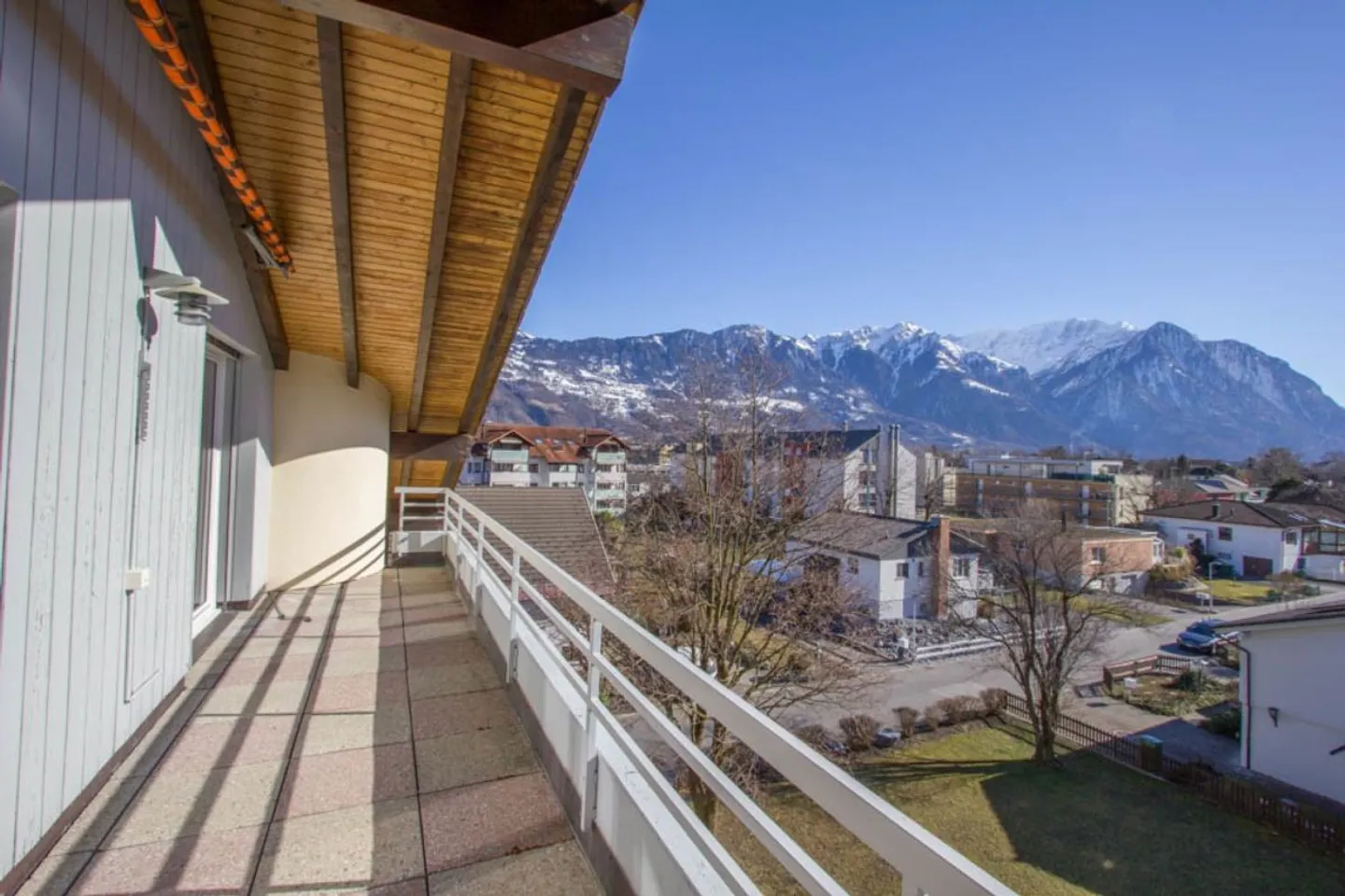 Ambiance pure : Appartement sous les combles avec cheminée - Photo 4 sur 13