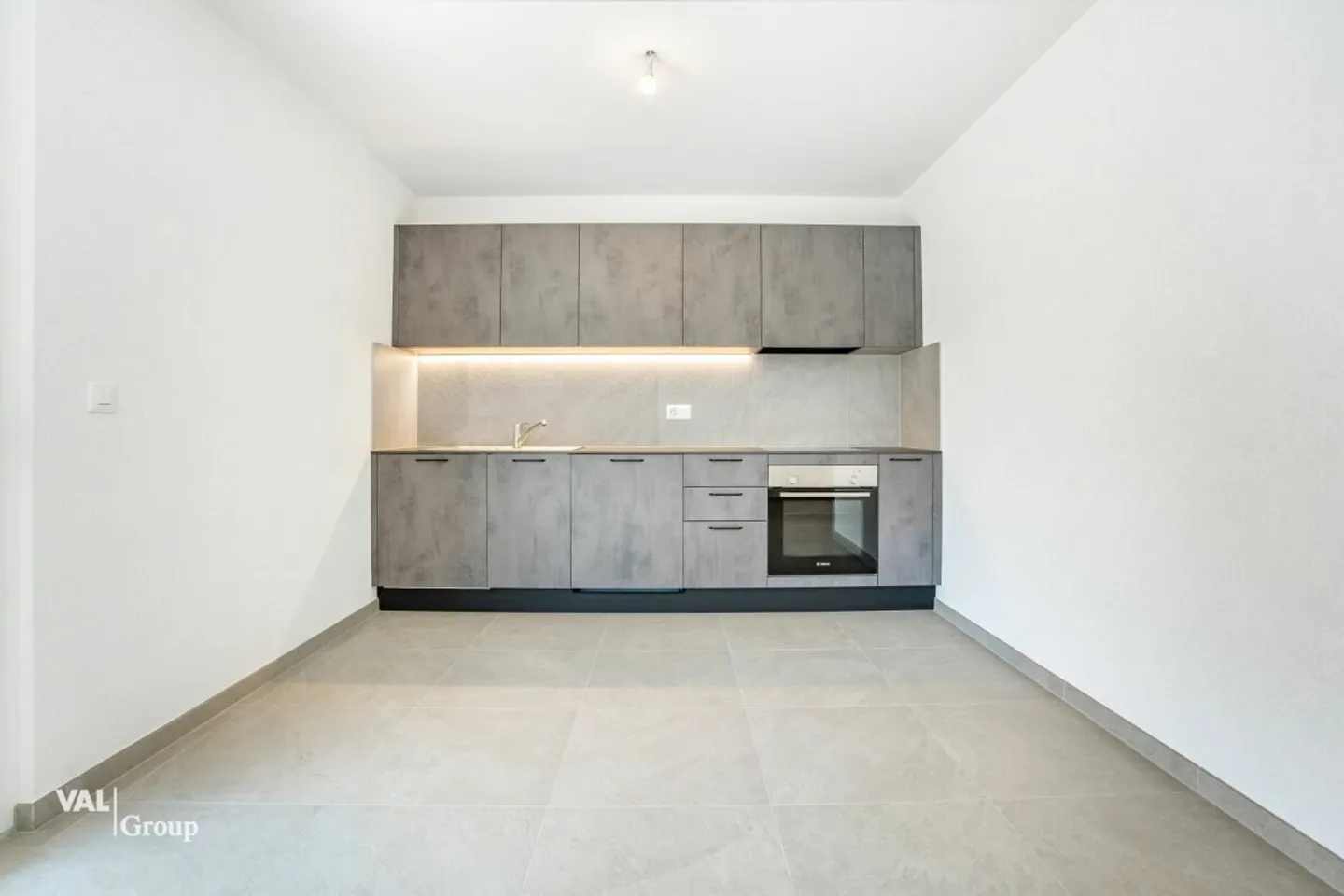 Bright studio with private outdoor space - Photo 2 of 5