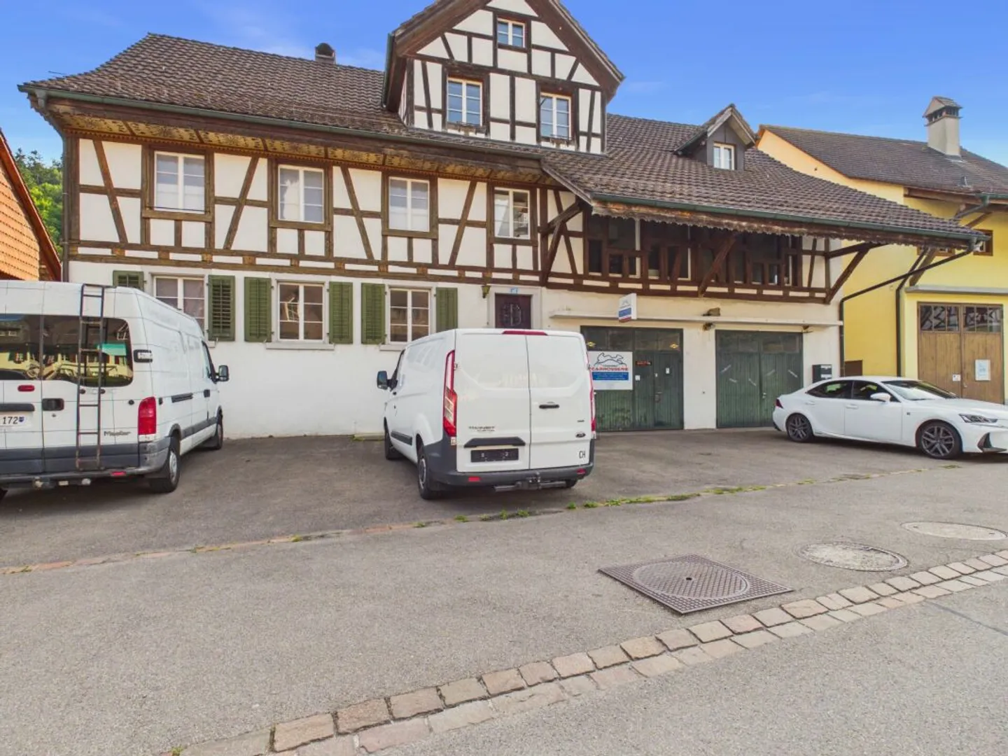 Grosszügiges Mehrfamilienhaus - Foto 1 von 9