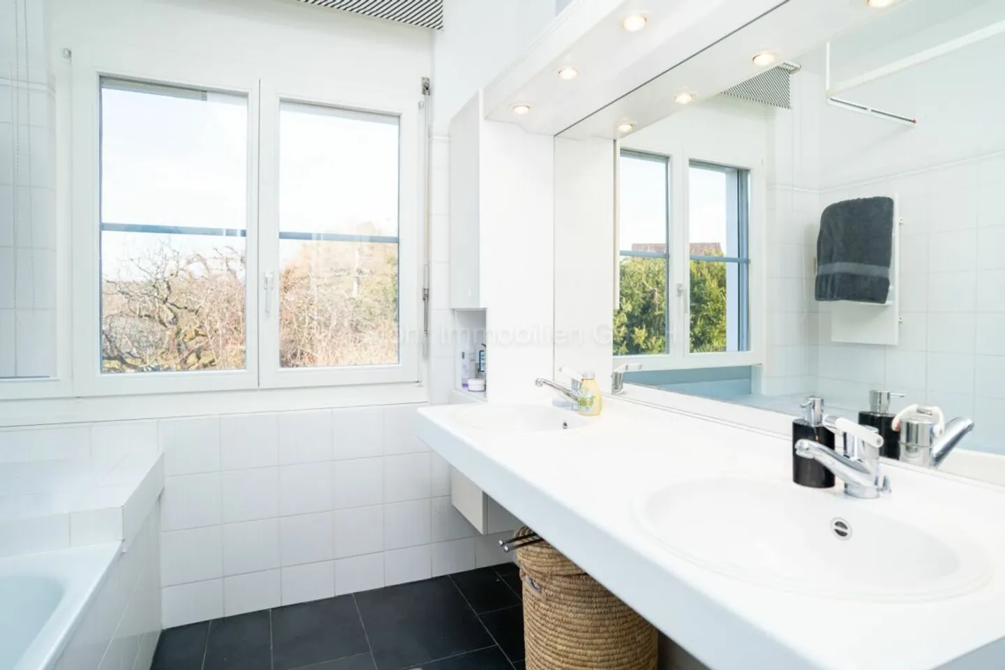 Stylish 6.5-room maisonette apartment with studio in a great location - Photo 7 of 13