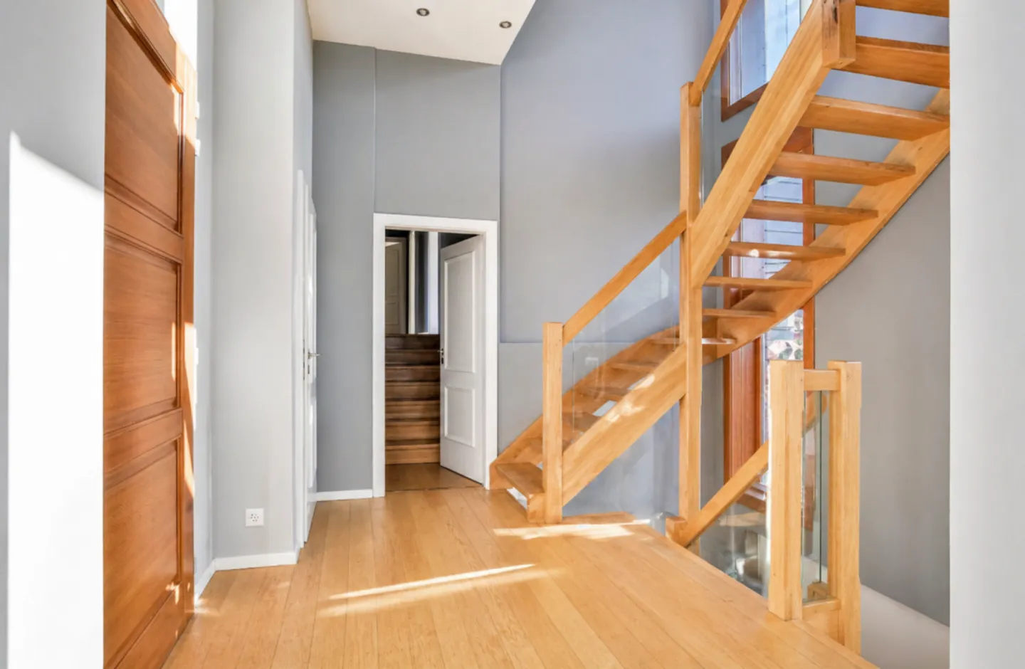 Villa with spectacular volumes, bathed in light and full of charm - Multiple spaces and great potential - Photo 6 of 10