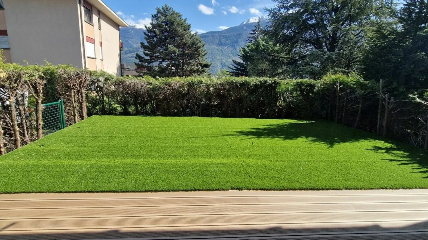 CALM, WITH GARDEN - Photo 2 of 10