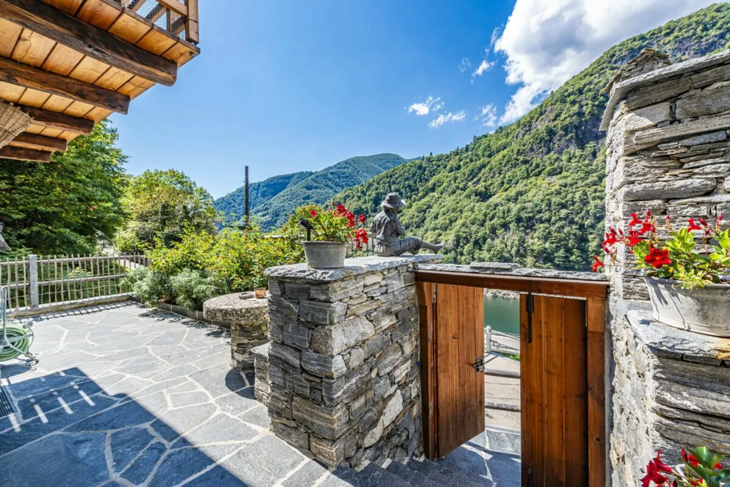 VOGORNO - Rustico esclusivo nella valle di James Bond - Foto 1 di 13