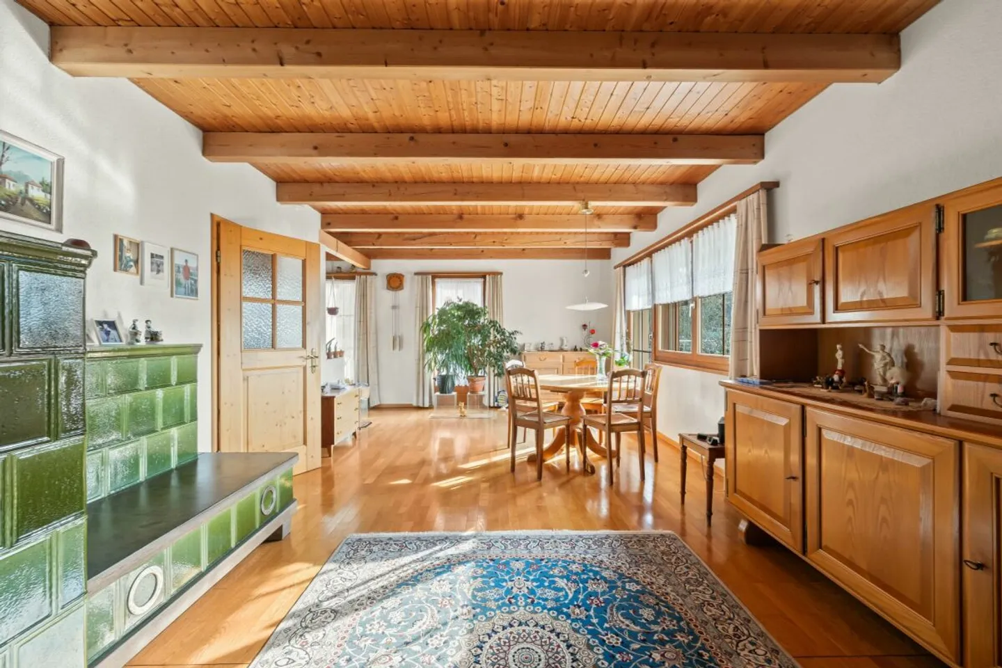 Casa unifamiliare luminosa in una posizione tranquilla con vista da sogno - Foto 4 di 13