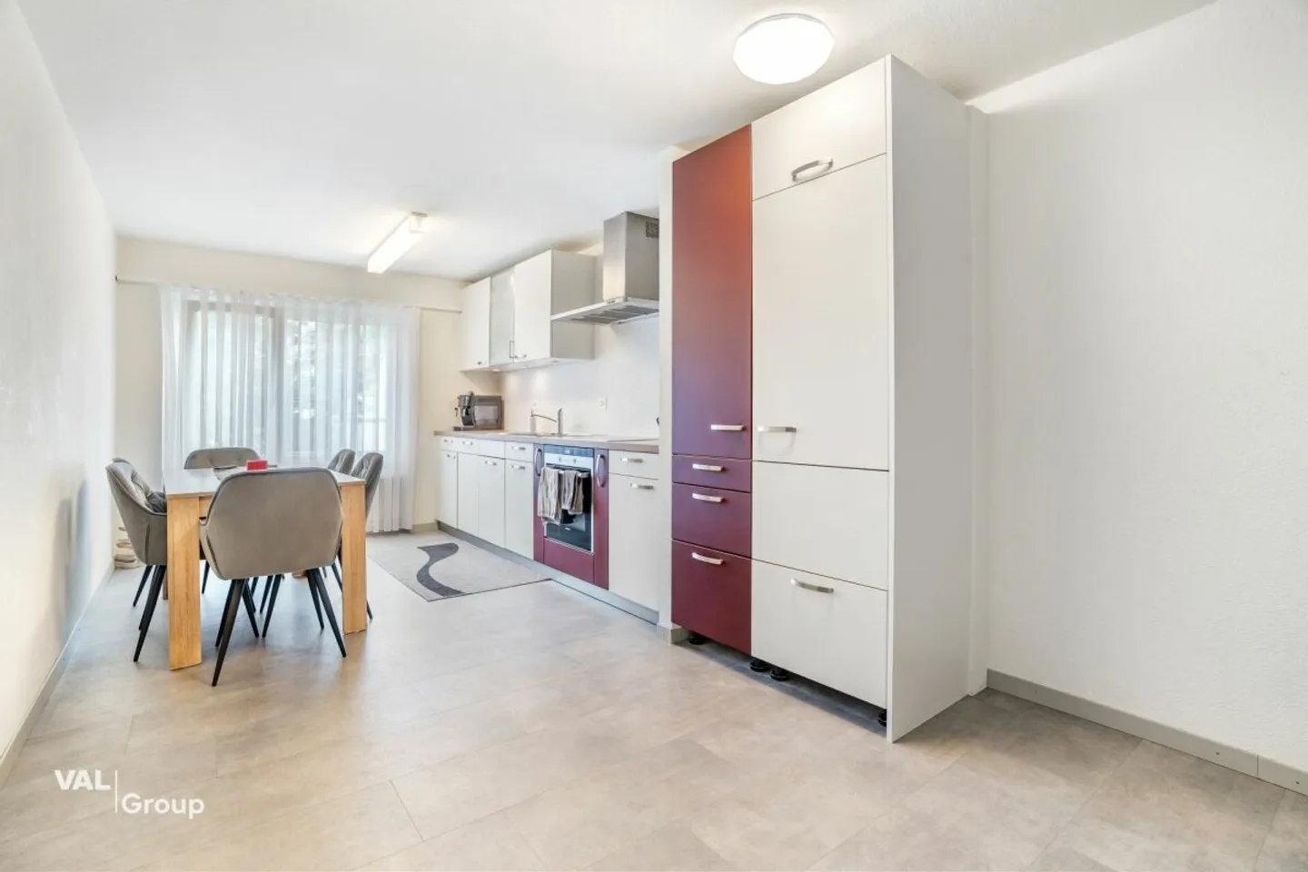 Modern Living in Prime Location - Spacious 4.5-Room Apartment - Photo 3 of 13