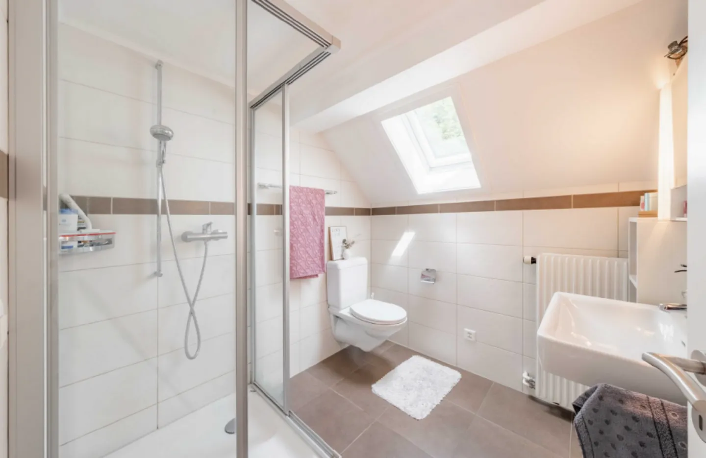 Casa trifamiliare con progetto di costruzione approvato per 3 appartamenti aggiuntivi - Foto 11 di 12