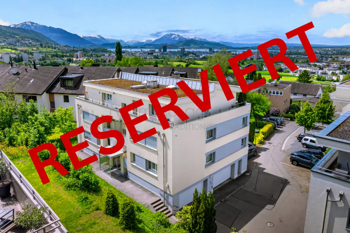 Charmant appartement de 4,5 pièces avec grande terrasse, part de jardin et vue dégagée - Photo 1 sur 12