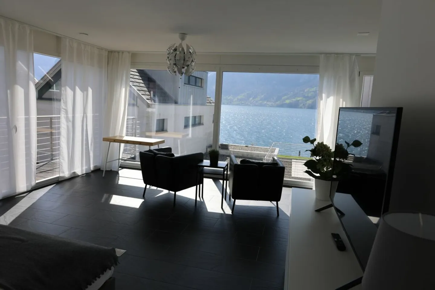 Jewel directly on Lake Lucerne - Villa with Park by the Lake - Photo 4 of 11