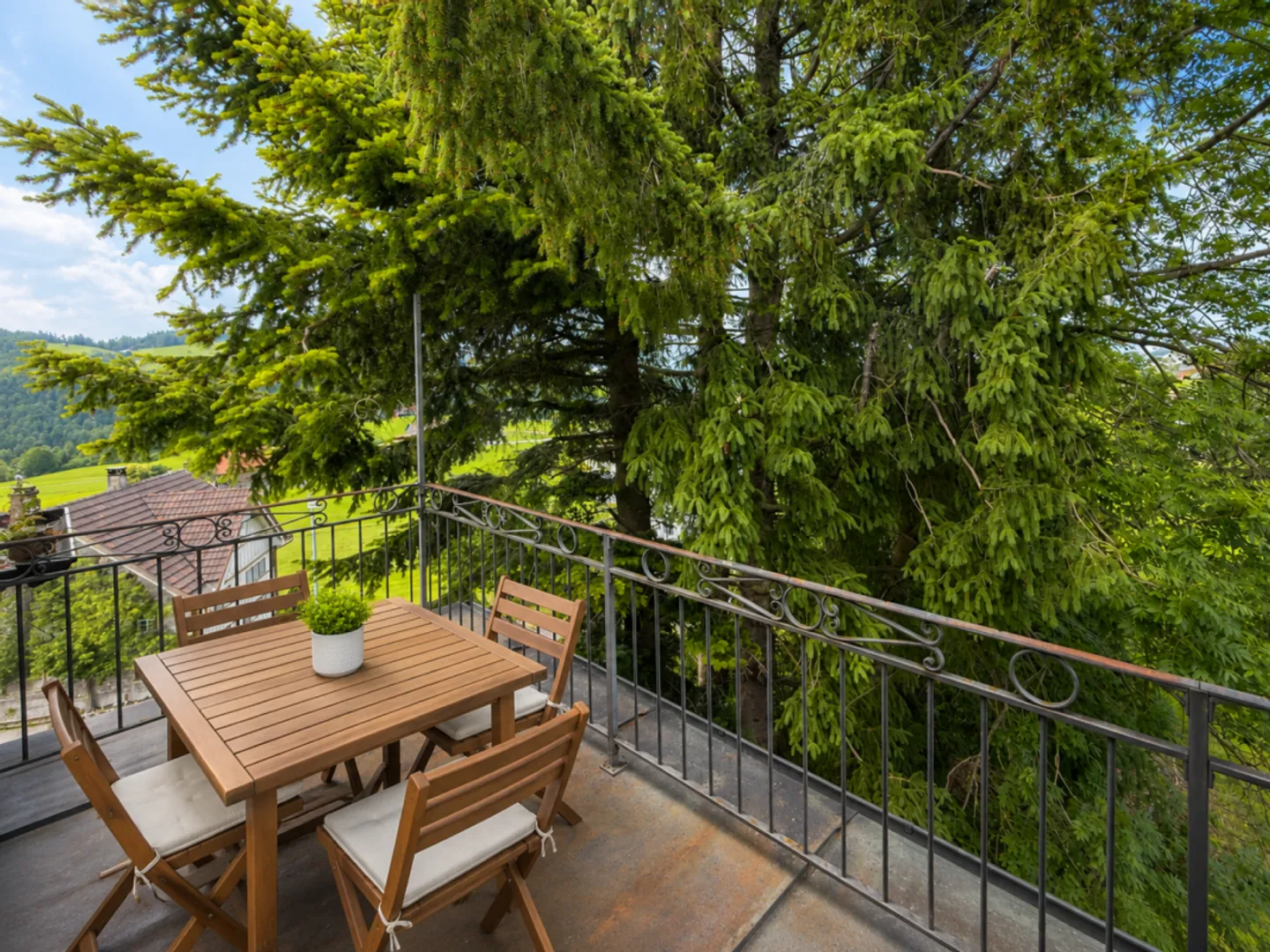 Modernized 3.5-room attic apartment with balcony and stunning view - Photo 7 of 13