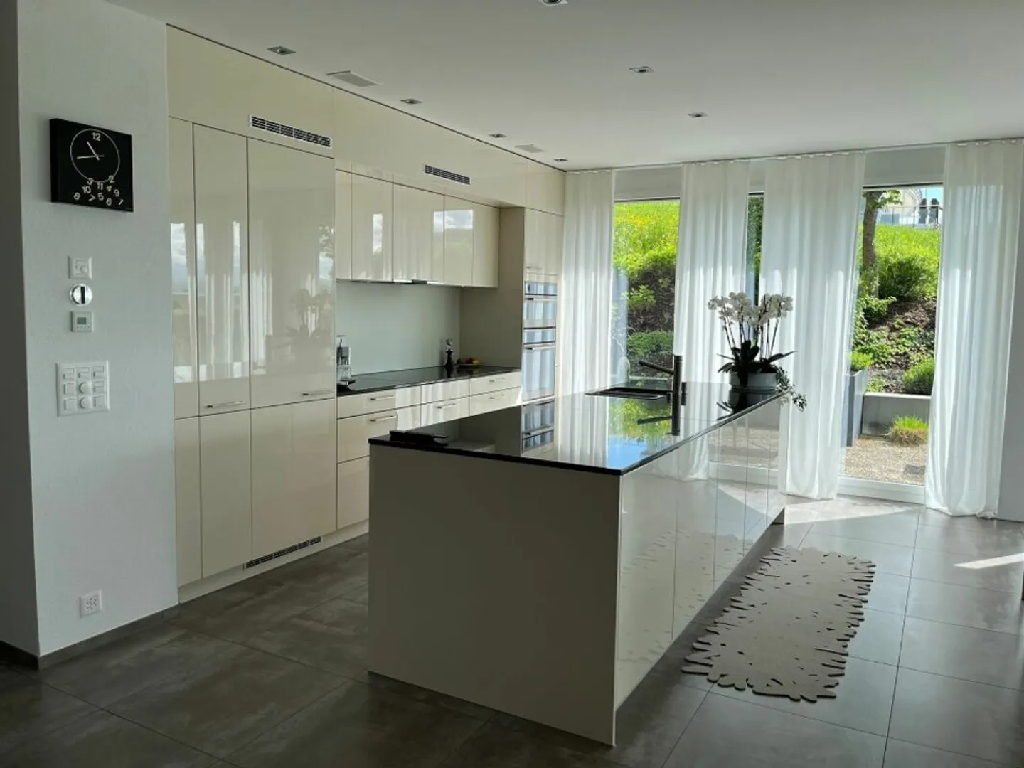 Exclusive ground floor apartment with huge balcony and great view - Photo 3 of 12