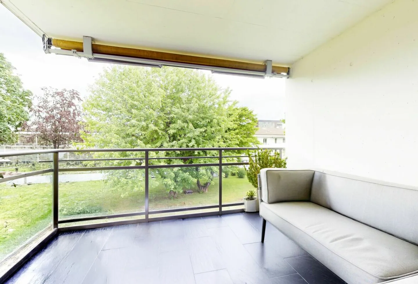 Modern condominium with various amenities - Photo 10 of 13
