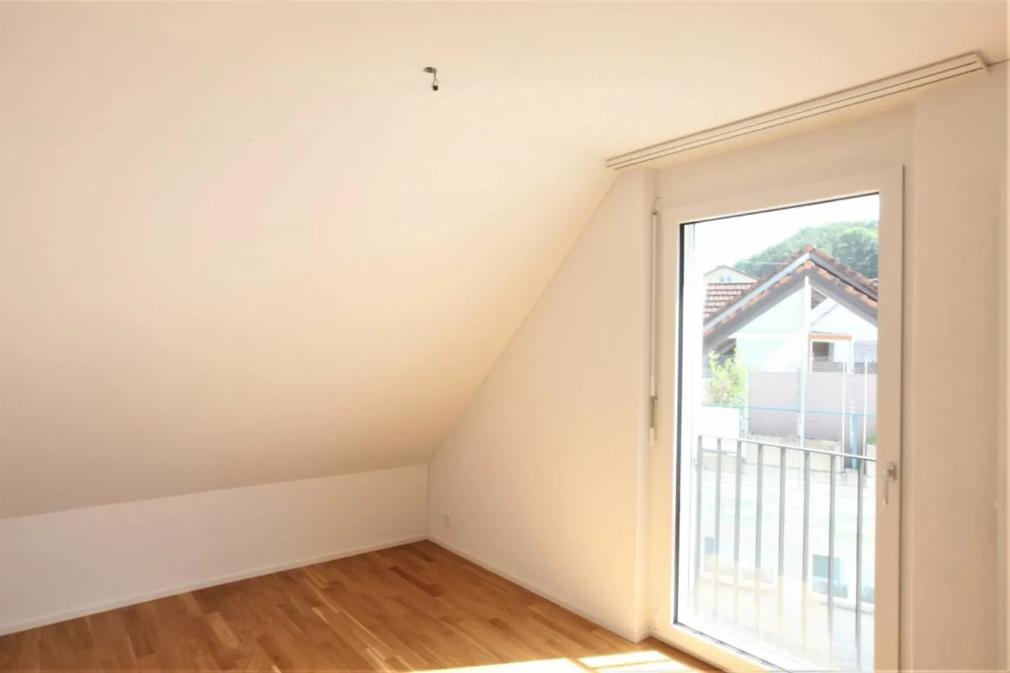 Appartement confortable de 4,5 pièces avec balcon et vue sur la verdure. - Photo 6 sur 11