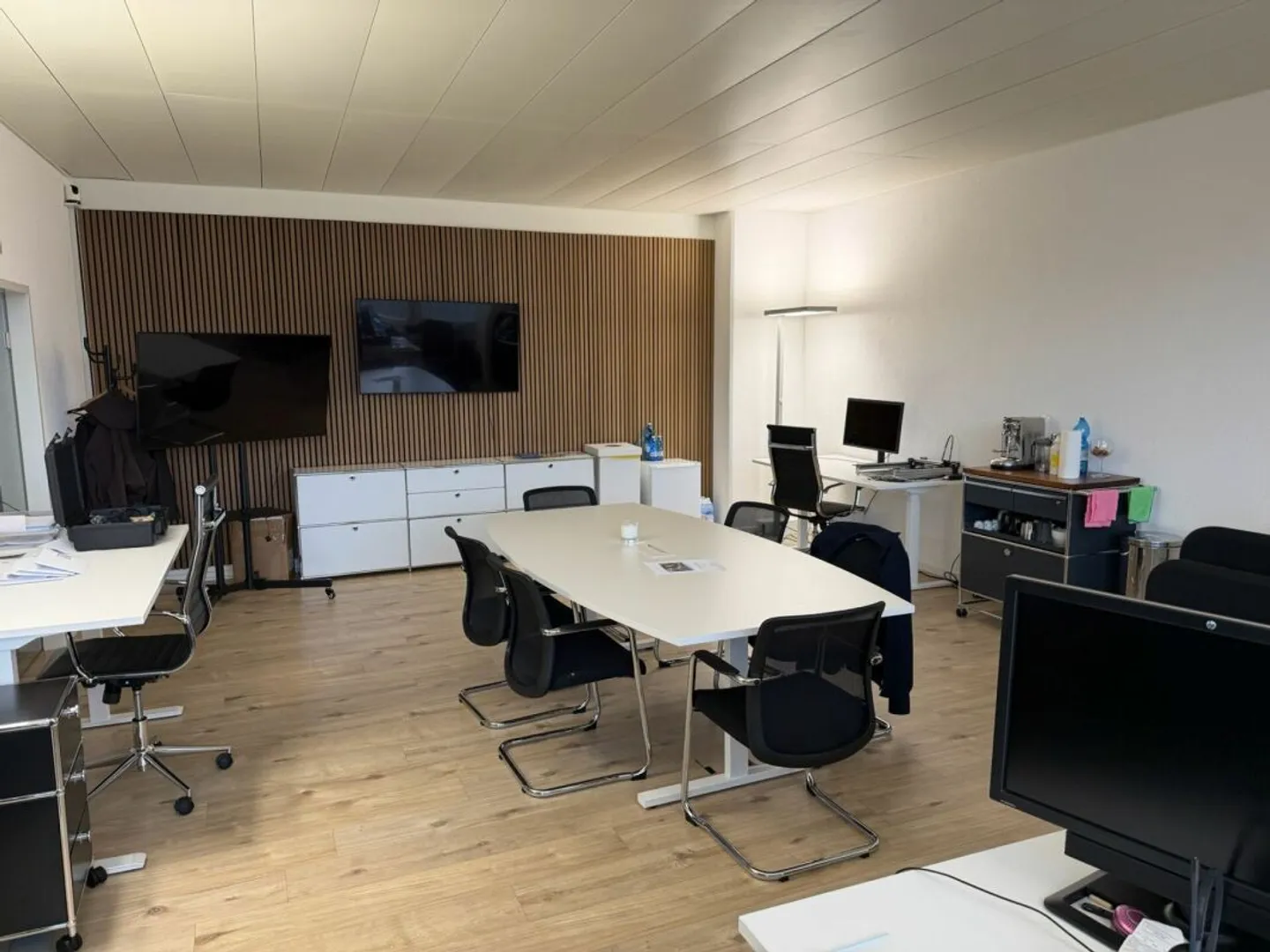 Ufficio moderno e completamente attrezzato - Foto 1 di 8