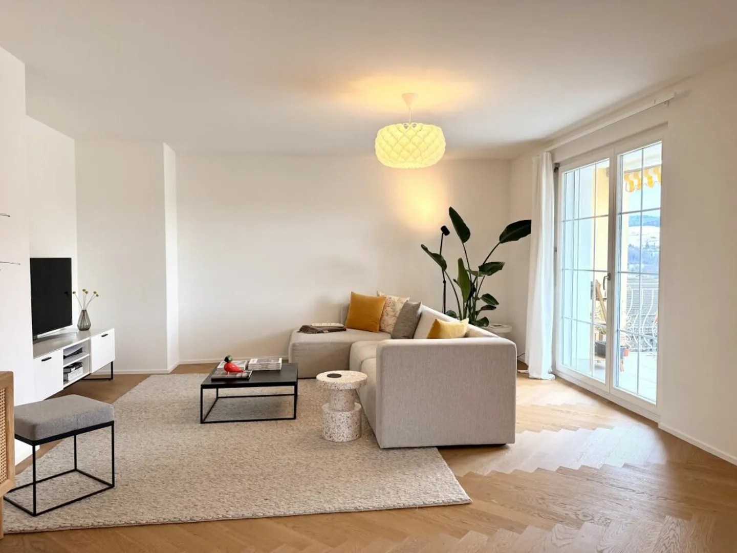 Vivere spazioso in una posizione popolare - Foto 2 di 10