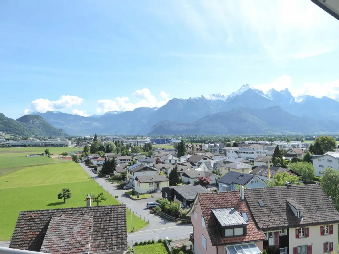 Maison individuelle de 5 1/2 pièces avec vue lointaine attrayante - Photo 3 sur 13
