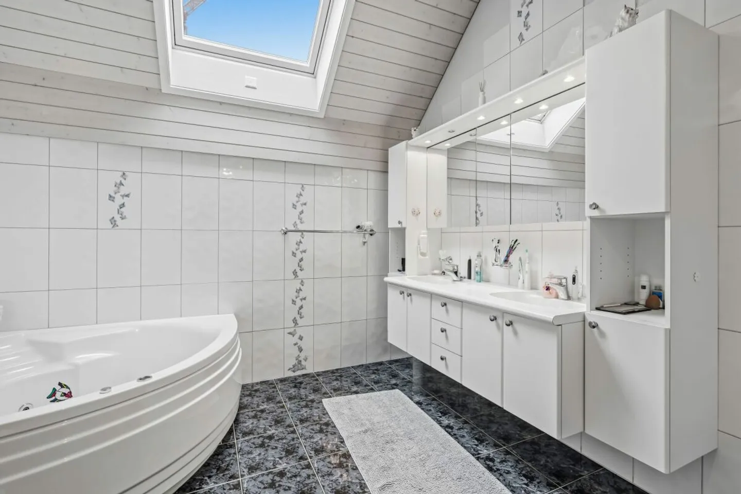 Spacious detached house with granny flat - Photo 12 of 13