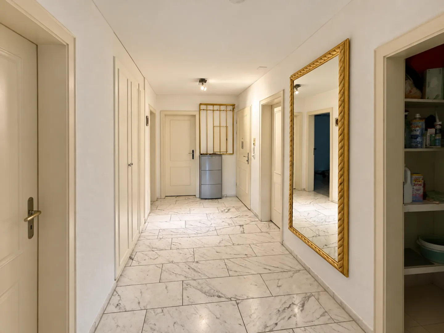 Stylish Apartment with Garden - Photo 7 of 11