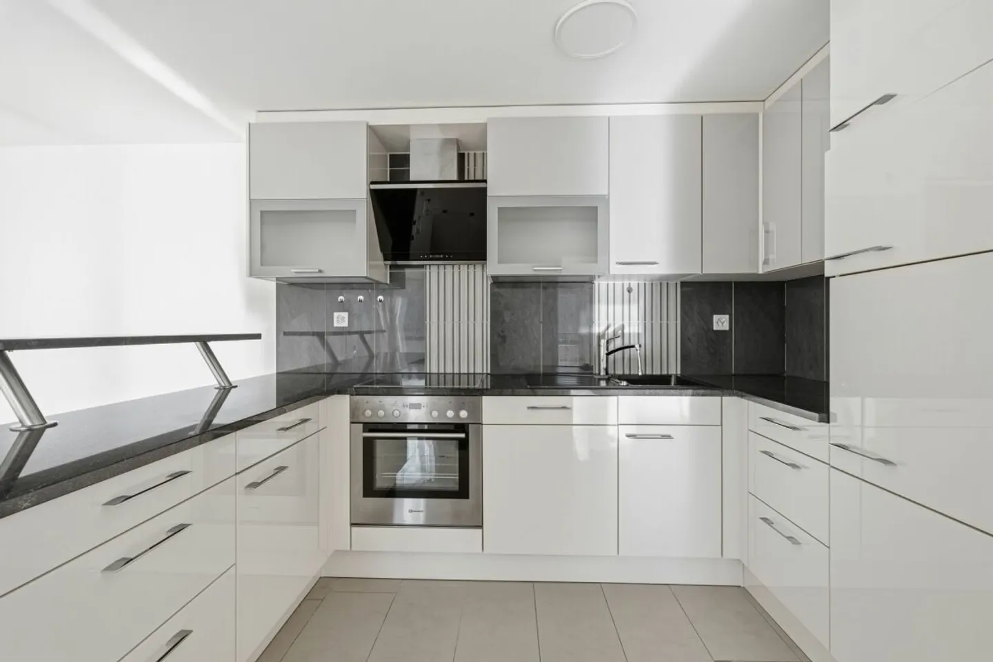 Renovated 4.5-room apartment with spacious balcony, elevator and garage - Living in Zwingen - Photo 7 of 13