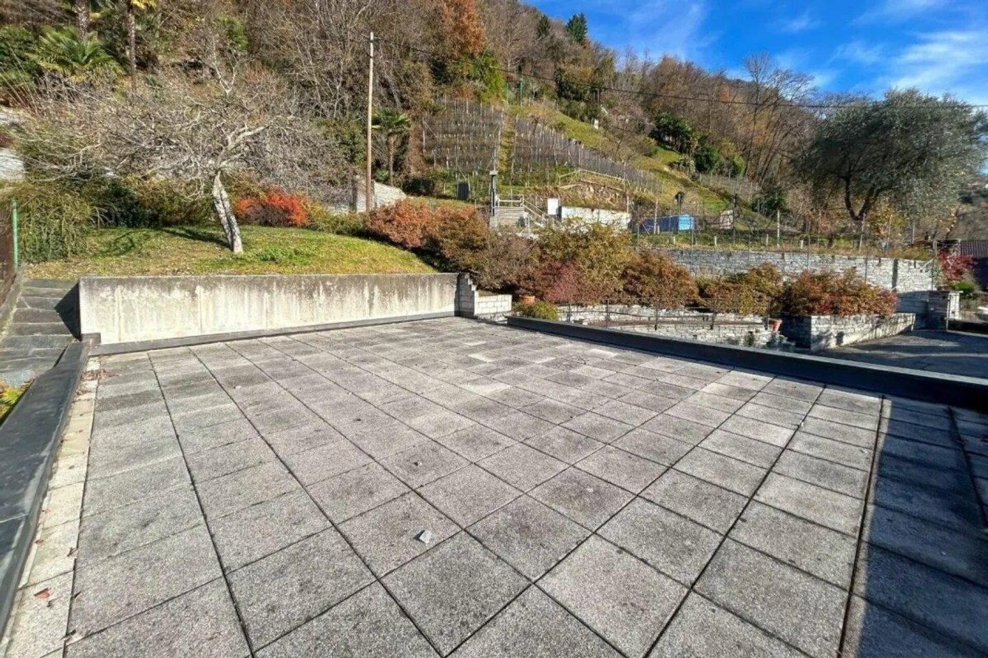Mehrfamilienhaus mit 3 Wohnungen, großem Grundstück und spektakulärer Aussicht - Foto 6 von 7