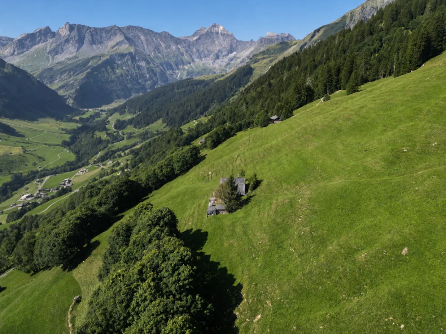 Freistehendes Ferienhaus an ruhiger und sonniger Lage in Elm, Gemeinde Glarus Süd - Foto 6 von 13