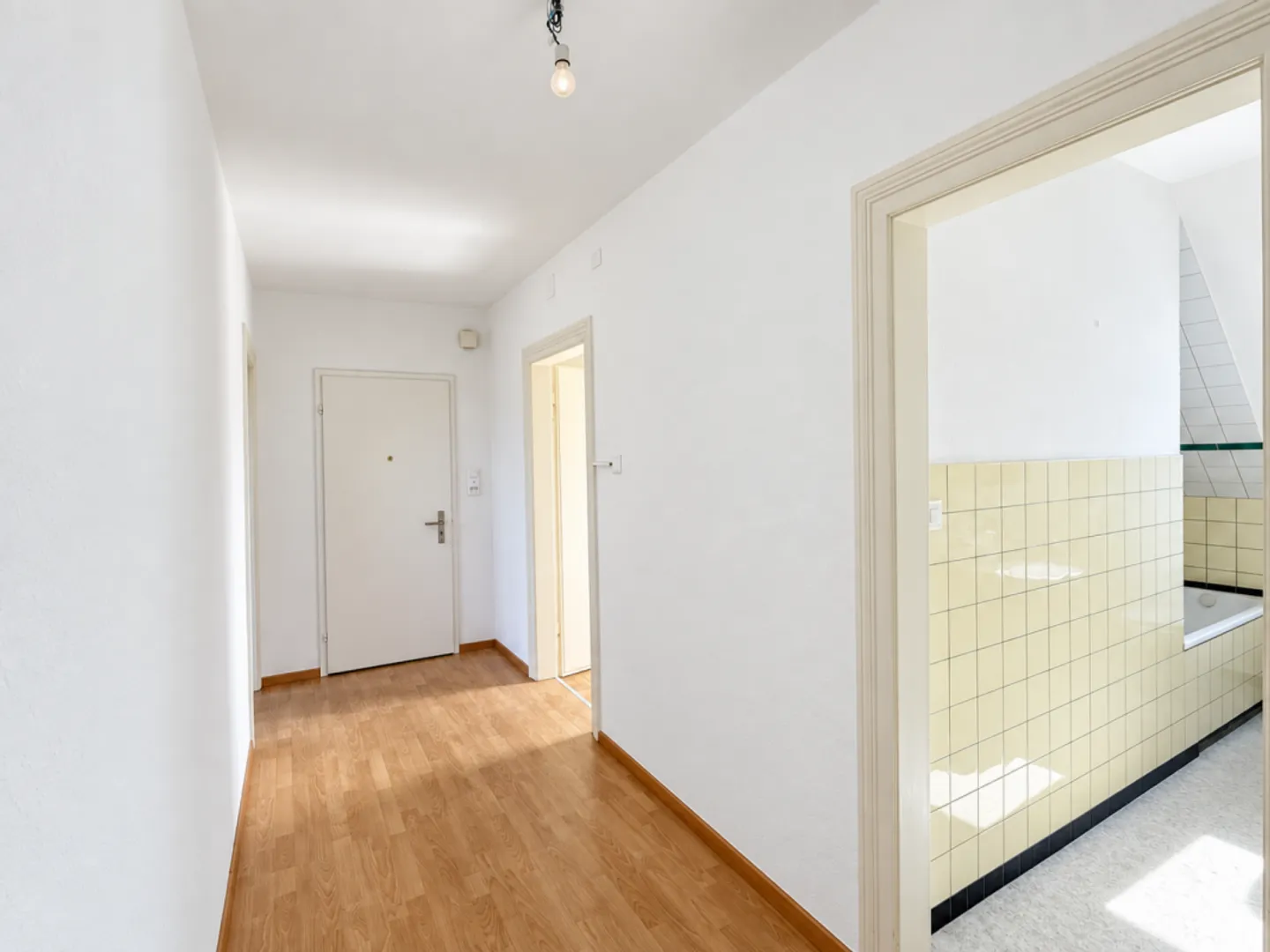 Helle 4-Zimmer Dachwohnung im 3. OG in Zentrumsnähe von St. Gallen - Photo 2 of 10