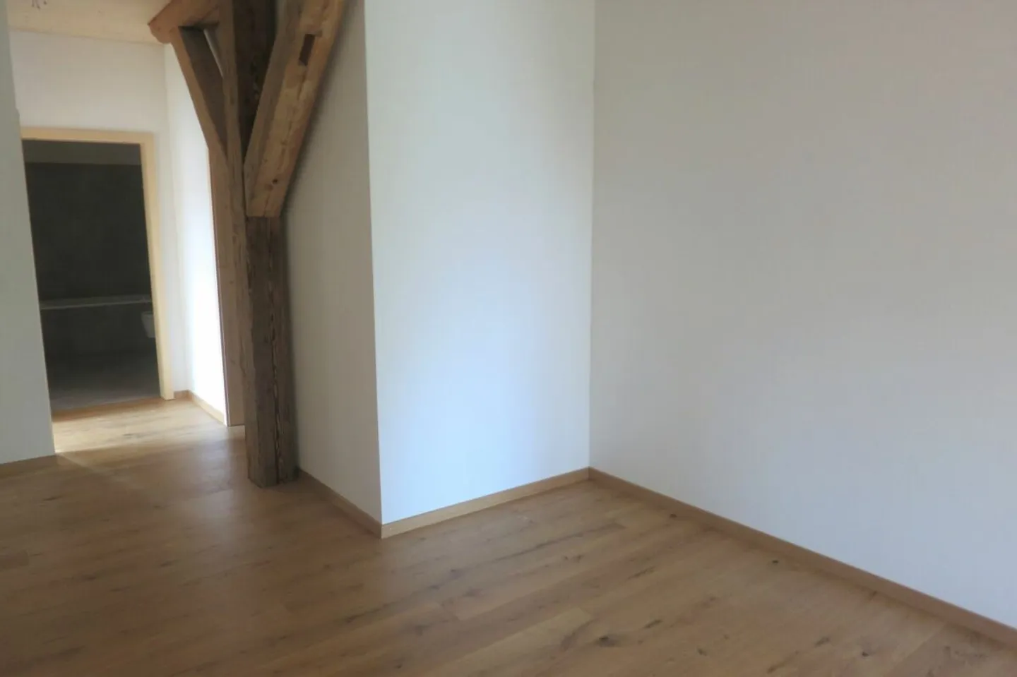 Einzigartiges Wohnambiente - 2½ Zimmer mit Holzelementen und Loggia - Photo 4 sur 7