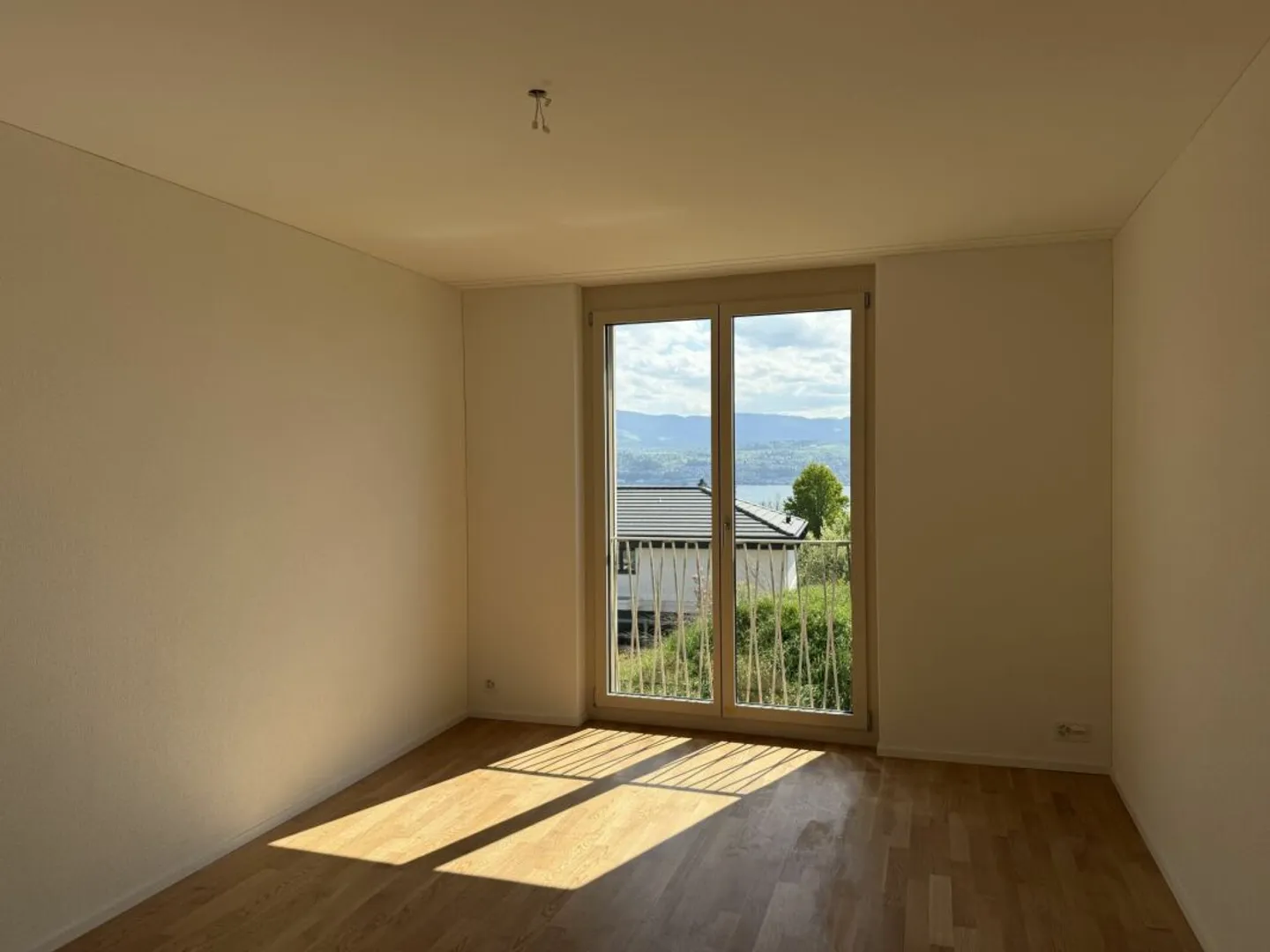 High-quality 2.5 room apartment with a magnificent view over Lake Zurich - Photo 5 of 11