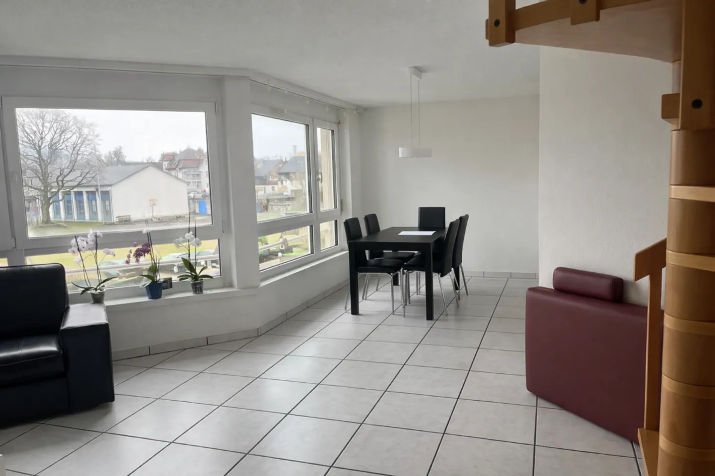 Lumineux appartement en duplex de 7,5 pièces avec balcon dans un quartier familial - Photo 3 sur 10