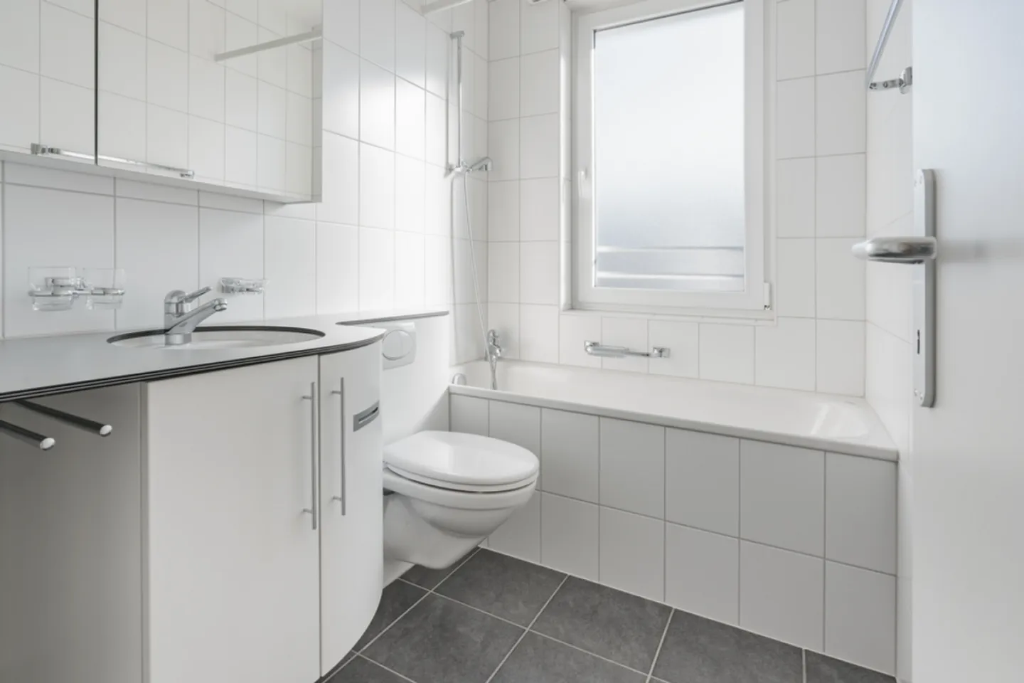 Sunny Apartment with Two Balconies - Photo 4 of 10