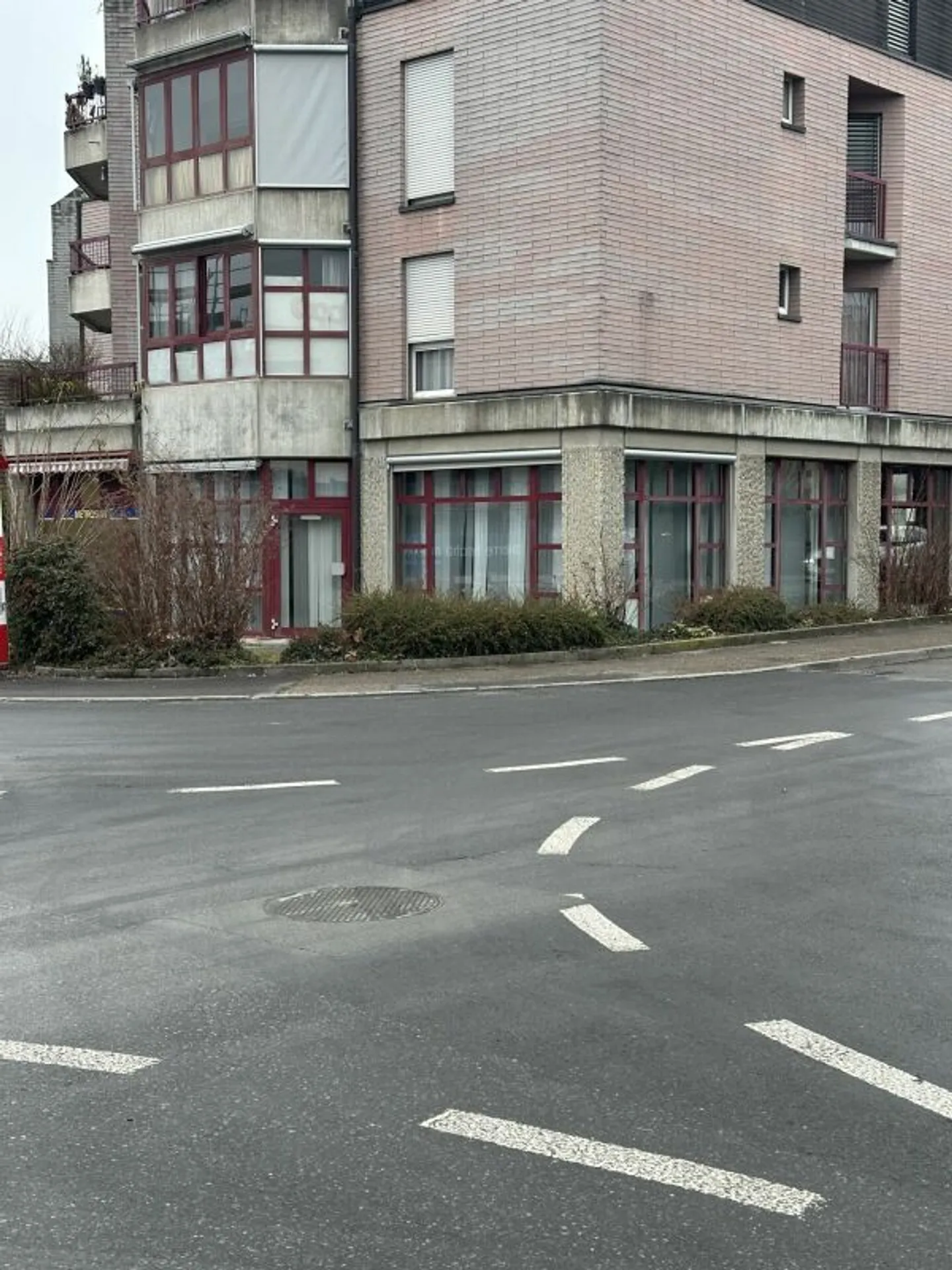 Local commercial spacieux et luminueux de environ 90m2 - Photo 1 sur 4