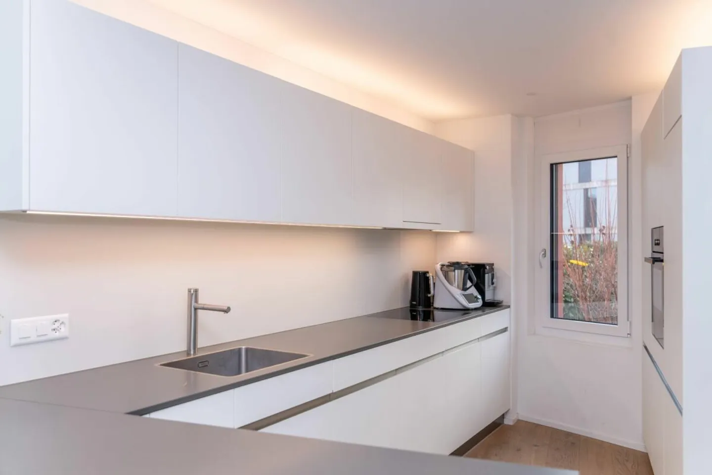 Modern, Sunny Garden Apartment - Photo 6 of 13