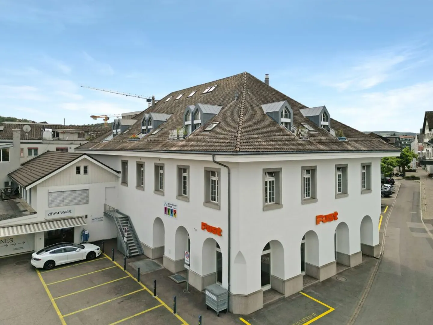 Fully rented residential/commercial building in a central location - Photo 2 of 3