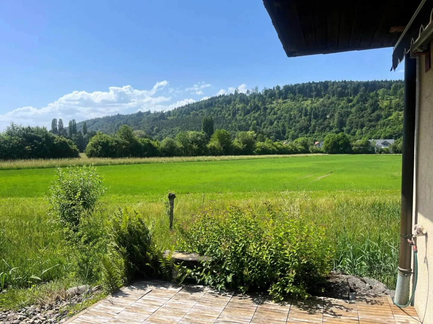 Particolare casa a schiera angolare in posizione idilliaca vicino a un ruscello naturale a Worben - Foto 12 di 13