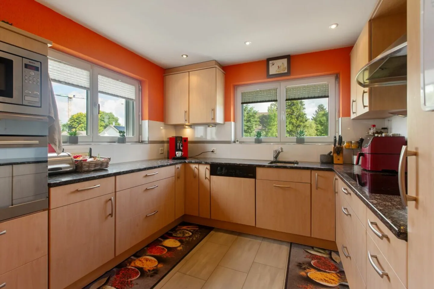 Single-family house with well-kept garden and unique garage - Photo 7 of 13
