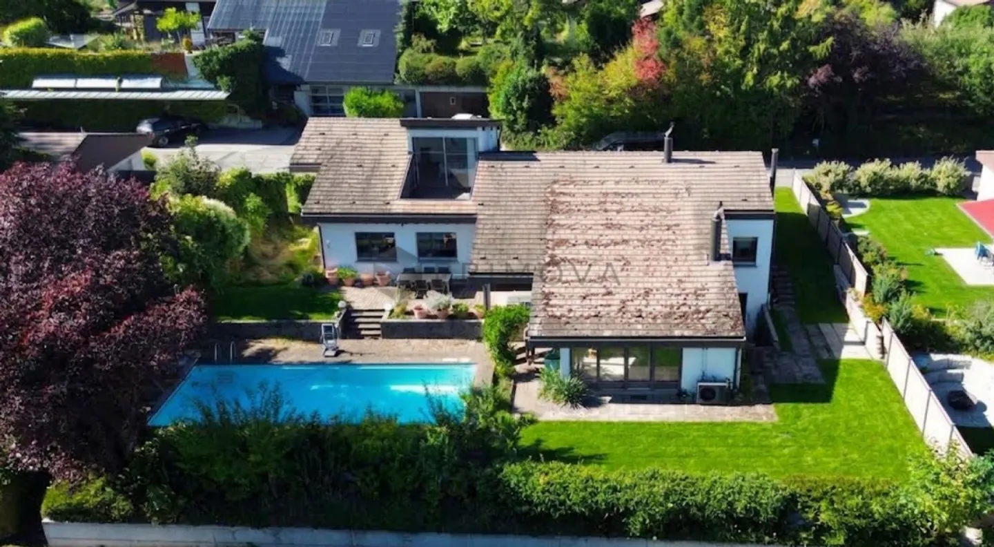 Exklusives Wohndomizil mit Aussenpool, grosser Parzelle und Panorama-Weitsicht in Meikirch - Foto 1 von 12